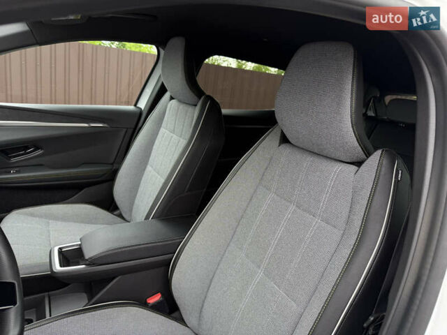 Белый Рено Megane E-Tech, объемом двигателя 0 л и пробегом 110 тыс. км за 19500 $, фото 25 на Automoto.ua