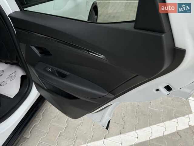 Белый Рено Megane E-Tech, объемом двигателя 0 л и пробегом 110 тыс. км за 19500 $, фото 48 на Automoto.ua