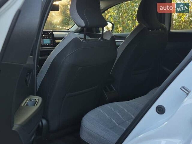 Белый Рено Megane E-Tech, объемом двигателя 0 л и пробегом 7 тыс. км за 20336 $, фото 27 на Automoto.ua