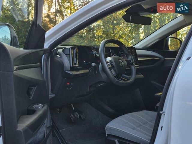 Белый Рено Megane E-Tech, объемом двигателя 0 л и пробегом 7 тыс. км за 20336 $, фото 11 на Automoto.ua