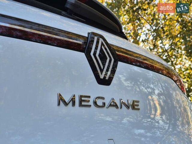 Белый Рено Megane E-Tech, объемом двигателя 0 л и пробегом 7 тыс. км за 20336 $, фото 8 на Automoto.ua