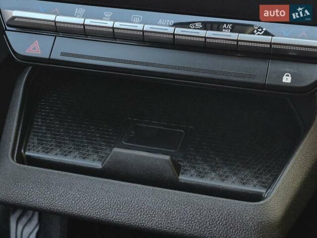 Белый Рено Megane E-Tech, объемом двигателя 0 л и пробегом 7 тыс. км за 20336 $, фото 21 на Automoto.ua