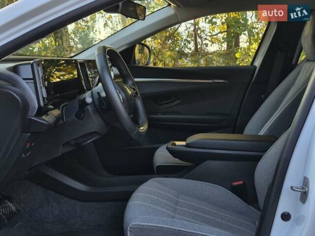 Белый Рено Megane E-Tech, объемом двигателя 0 л и пробегом 7 тыс. км за 20336 $, фото 12 на Automoto.ua