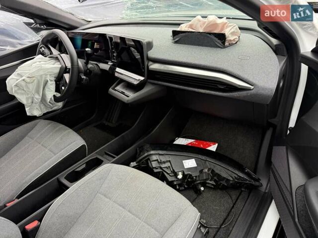 Белый Рено Megane E-Tech, объемом двигателя 0 л и пробегом 10 тыс. км за 9900 $, фото 7 на Automoto.ua