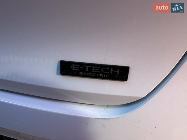 Белый Рено Megane E-Tech, объемом двигателя 0 л и пробегом 6 тыс. км за 20700 $, фото 3 на Automoto.ua