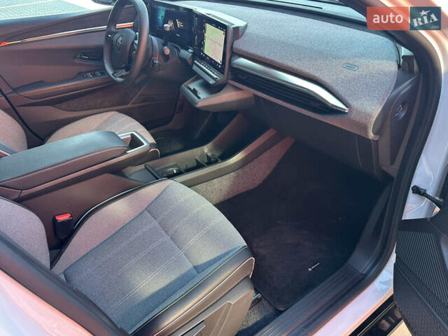 Білий Рено Megane E-Tech, об'ємом двигуна 0 л та пробігом 3 тис. км за 20500 $, фото 23 на Automoto.ua