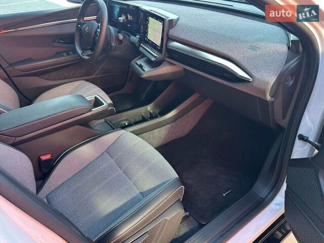 Белый Рено Megane E-Tech, объемом двигателя 0 л и пробегом 6 тыс. км за 20700 $, фото 2 на Automoto.ua