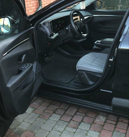 Черный Рено Megane E-Tech, объемом двигателя 0 л и пробегом 107 тыс. км за 17999 $, фото 8 на Automoto.ua