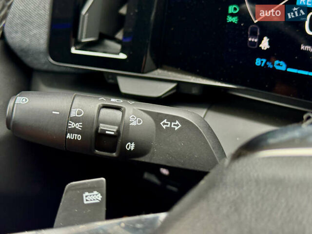 Красный Рено Megane E-Tech, объемом двигателя 0 л и пробегом 38 тыс. км за 19995 $, фото 87 на Automoto.ua