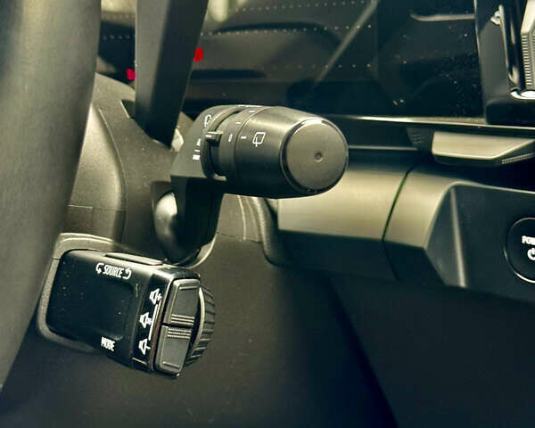 Красный Рено Megane E-Tech, объемом двигателя 0 л и пробегом 38 тыс. км за 19995 $, фото 140 на Automoto.ua