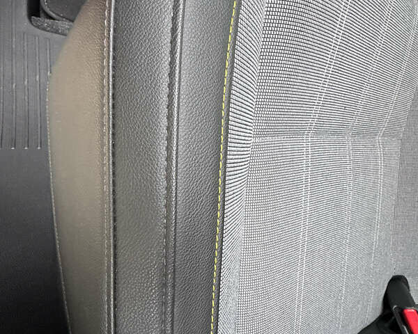 Красный Рено Megane E-Tech, объемом двигателя 0 л и пробегом 38 тыс. км за 19995 $, фото 68 на Automoto.ua