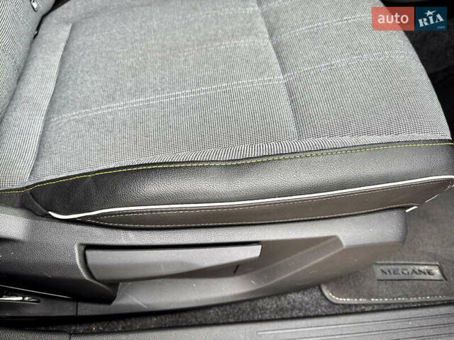 Красный Рено Megane E-Tech, объемом двигателя 0 л и пробегом 38 тыс. км за 19995 $, фото 85 на Automoto.ua