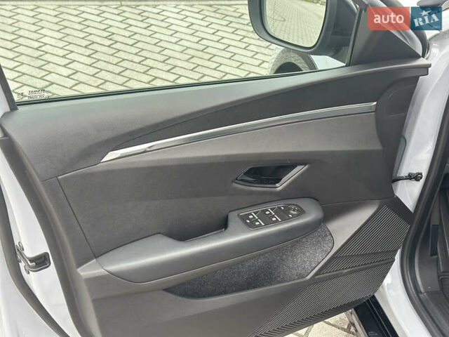 Серый Рено Megane E-Tech, объемом двигателя 0 л и пробегом 68 тыс. км за 19900 $, фото 18 на Automoto.ua