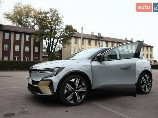 Серый Рено Megane E-Tech, объемом двигателя 0 л и пробегом 60 тыс. км за 22000 $, фото 2 на Automoto.ua