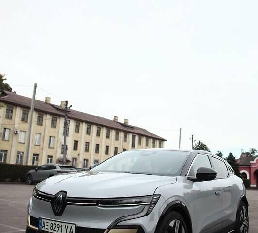 Серый Рено Megane E-Tech, объемом двигателя 0 л и пробегом 60 тыс. км за 22000 $, фото 1 на Automoto.ua