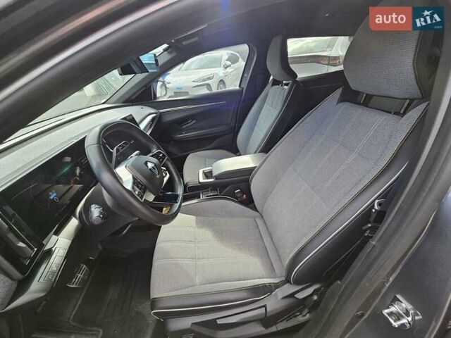 Серый Рено Megane E-Tech, объемом двигателя 0 л и пробегом 16 тыс. км за 25900 $, фото 11 на Automoto.ua