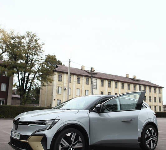 Серый Рено Megane E-Tech, объемом двигателя 0 л и пробегом 60 тыс. км за 22000 $, фото 4 на Automoto.ua