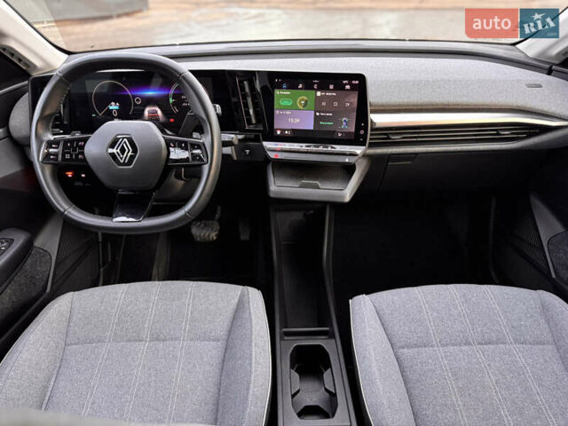 Серый Рено Megane E-Tech, объемом двигателя 0 л и пробегом 88 тыс. км за 19500 $, фото 9 на Automoto.ua