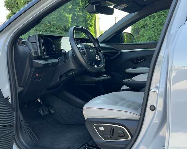 Серый Рено Megane E-Tech, объемом двигателя 0 л и пробегом 51 тыс. км за 23500 $, фото 19 на Automoto.ua