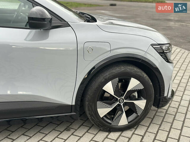 Серый Рено Megane E-Tech, объемом двигателя 0 л и пробегом 68 тыс. км за 19900 $, фото 2 на Automoto.ua
