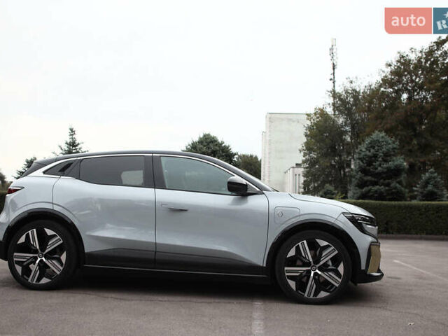 Серый Рено Megane E-Tech, объемом двигателя 0 л и пробегом 60 тыс. км за 22000 $, фото 3 на Automoto.ua