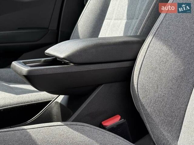 Серый Рено Megane E-Tech, объемом двигателя 0 л и пробегом 134 тыс. км за 17999 $, фото 24 на Automoto.ua
