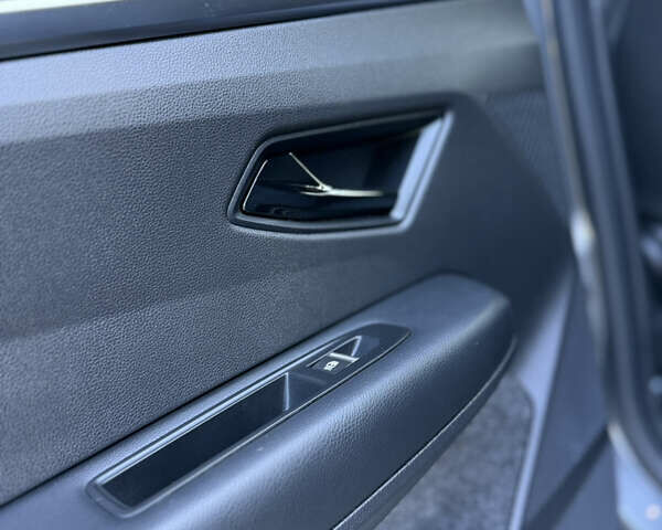 Серый Рено Megane E-Tech, объемом двигателя 0 л и пробегом 100 тыс. км за 22300 $, фото 48 на Automoto.ua