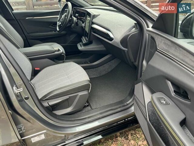 Серый Рено Megane E-Tech, объемом двигателя 0 л и пробегом 33 тыс. км за 23450 $, фото 28 на Automoto.ua