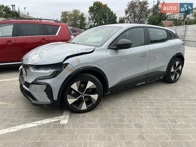 Серый Рено Megane E-Tech, объемом двигателя 0 л и пробегом 30 тыс. км за 13000 $, фото 1 на Automoto.ua