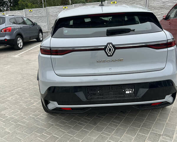 Серый Рено Megane E-Tech, объемом двигателя 0 л и пробегом 30 тыс. км за 13000 $, фото 3 на Automoto.ua