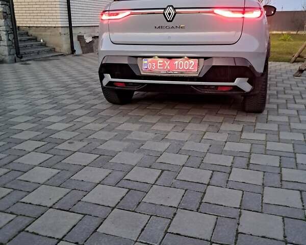 Серый Рено Megane E-Tech, объемом двигателя 0 л и пробегом 32 тыс. км за 18400 $, фото 7 на Automoto.ua