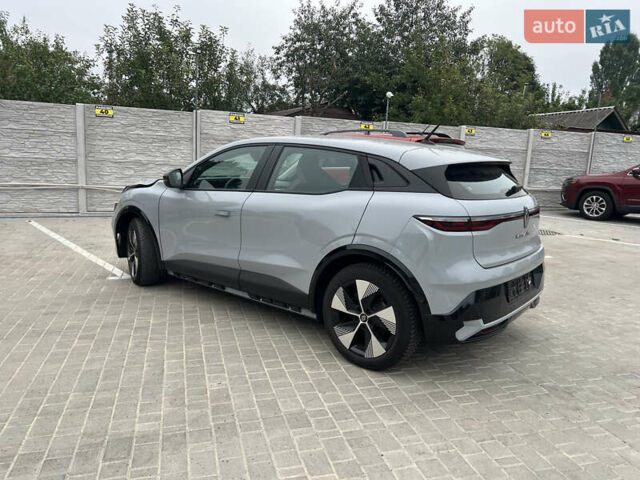 Серый Рено Megane E-Tech, объемом двигателя 0 л и пробегом 30 тыс. км за 13000 $, фото 2 на Automoto.ua