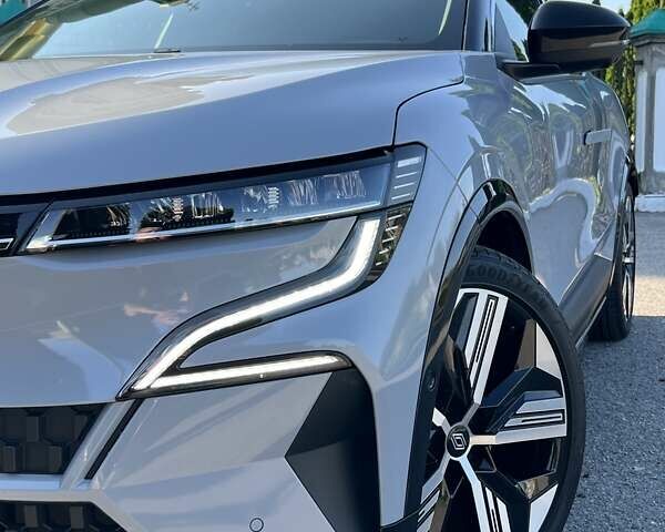 Серый Рено Megane E-Tech, объемом двигателя 0 л и пробегом 2 тыс. км за 26500 $, фото 1 на Automoto.ua