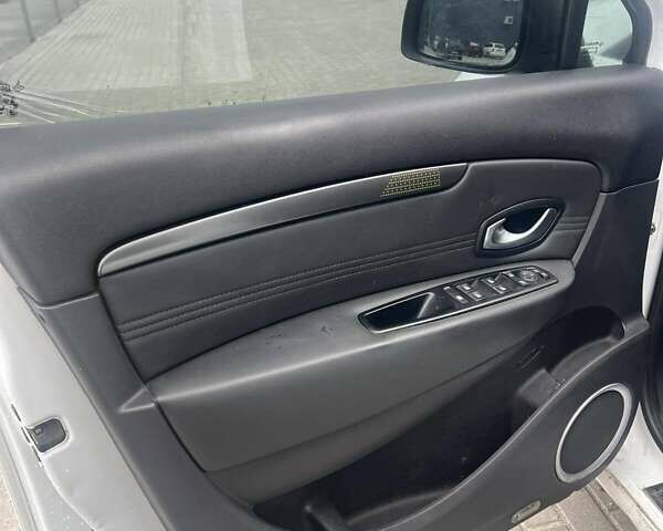 Белый Рено Megane Scenic, объемом двигателя 1.4 л и пробегом 200 тыс. км за 6700 $, фото 9 на Automoto.ua