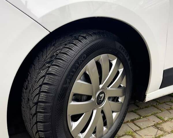 Белый Рено Megane Scenic, объемом двигателя 1.5 л и пробегом 232 тыс. км за 7300 $, фото 6 на Automoto.ua