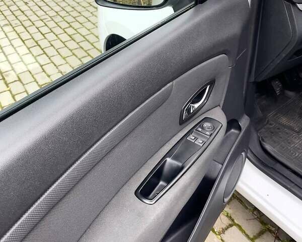 Белый Рено Megane Scenic, объемом двигателя 1.5 л и пробегом 232 тыс. км за 7300 $, фото 36 на Automoto.ua