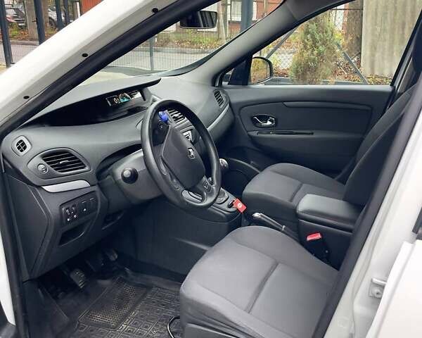 Белый Рено Megane Scenic, объемом двигателя 1.5 л и пробегом 232 тыс. км за 7300 $, фото 37 на Automoto.ua