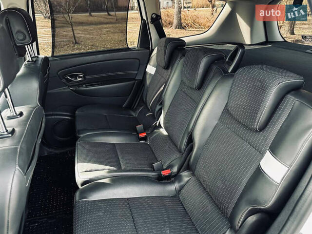 Белый Рено Megane Scenic, объемом двигателя 1.6 л и пробегом 310 тыс. км за 8800 $, фото 7 на Automoto.ua