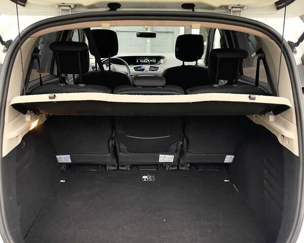 Белый Рено Megane Scenic, объемом двигателя 1.5 л и пробегом 232 тыс. км за 7300 $, фото 49 на Automoto.ua