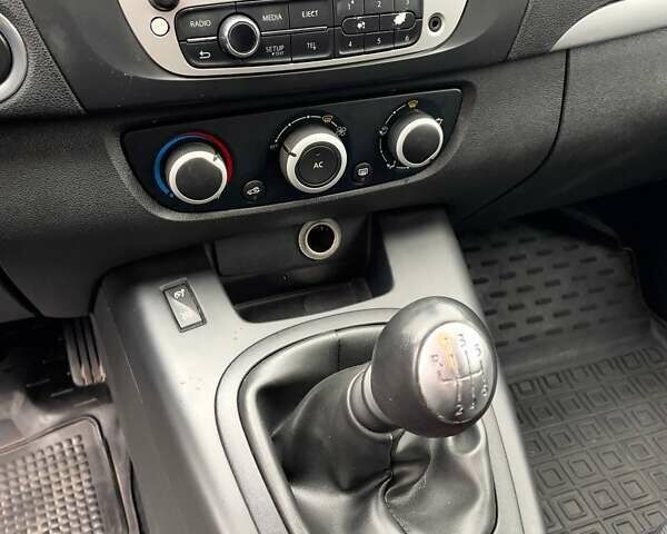 Белый Рено Megane Scenic, объемом двигателя 1.5 л и пробегом 232 тыс. км за 7300 $, фото 39 на Automoto.ua