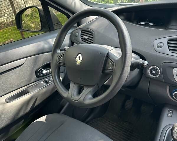 Белый Рено Megane Scenic, объемом двигателя 1.5 л и пробегом 310 тыс. км за 7900 $, фото 5 на Automoto.ua