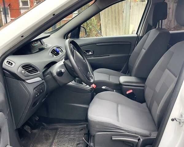 Белый Рено Megane Scenic, объемом двигателя 1.5 л и пробегом 232 тыс. км за 7300 $, фото 35 на Automoto.ua