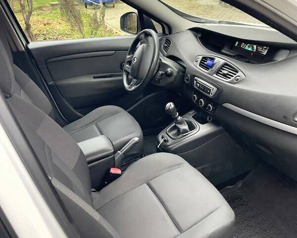 Белый Рено Megane Scenic, объемом двигателя 1.5 л и пробегом 232 тыс. км за 7300 $, фото 26 на Automoto.ua