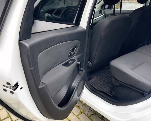 Белый Рено Megane Scenic, объемом двигателя 1.5 л и пробегом 232 тыс. км за 7300 $, фото 43 на Automoto.ua