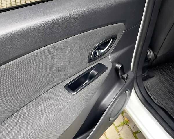 Белый Рено Megane Scenic, объемом двигателя 1.5 л и пробегом 232 тыс. км за 7300 $, фото 45 на Automoto.ua