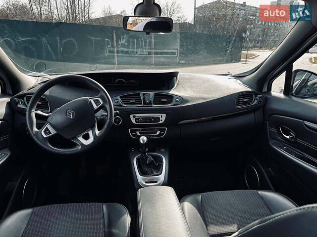 Белый Рено Megane Scenic, объемом двигателя 1.6 л и пробегом 310 тыс. км за 8800 $, фото 6 на Automoto.ua