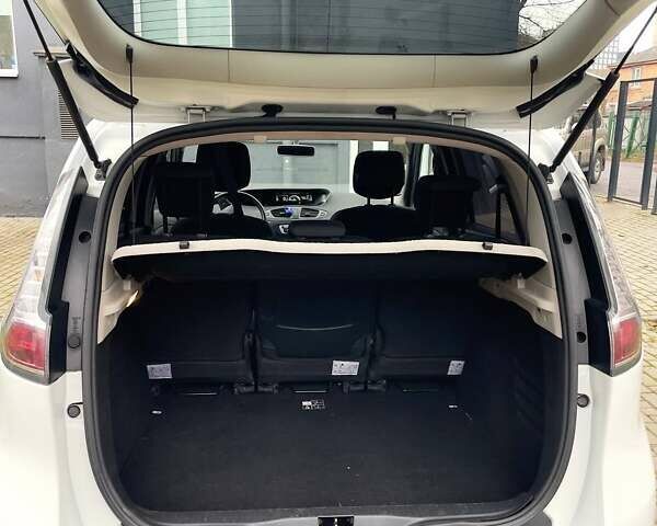 Белый Рено Megane Scenic, объемом двигателя 1.5 л и пробегом 232 тыс. км за 7300 $, фото 50 на Automoto.ua