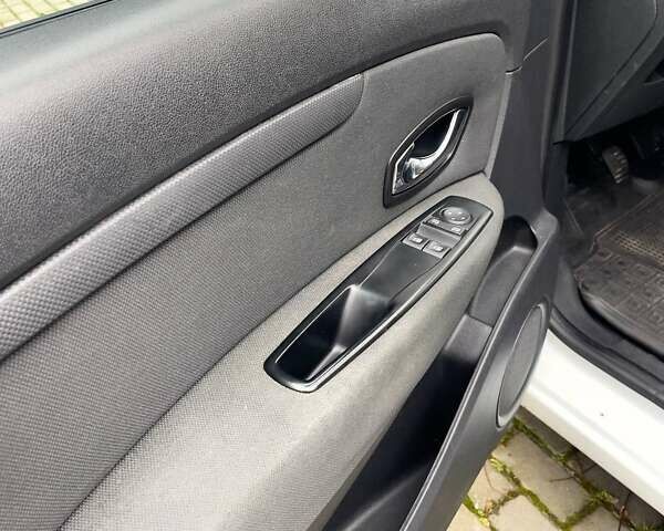 Белый Рено Megane Scenic, объемом двигателя 1.5 л и пробегом 232 тыс. км за 7300 $, фото 48 на Automoto.ua