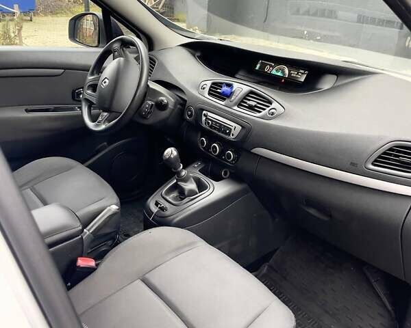Белый Рено Megane Scenic, объемом двигателя 1.5 л и пробегом 232 тыс. км за 7300 $, фото 28 на Automoto.ua