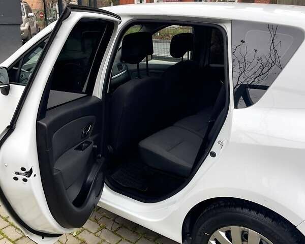 Белый Рено Megane Scenic, объемом двигателя 1.5 л и пробегом 232 тыс. км за 7300 $, фото 47 на Automoto.ua